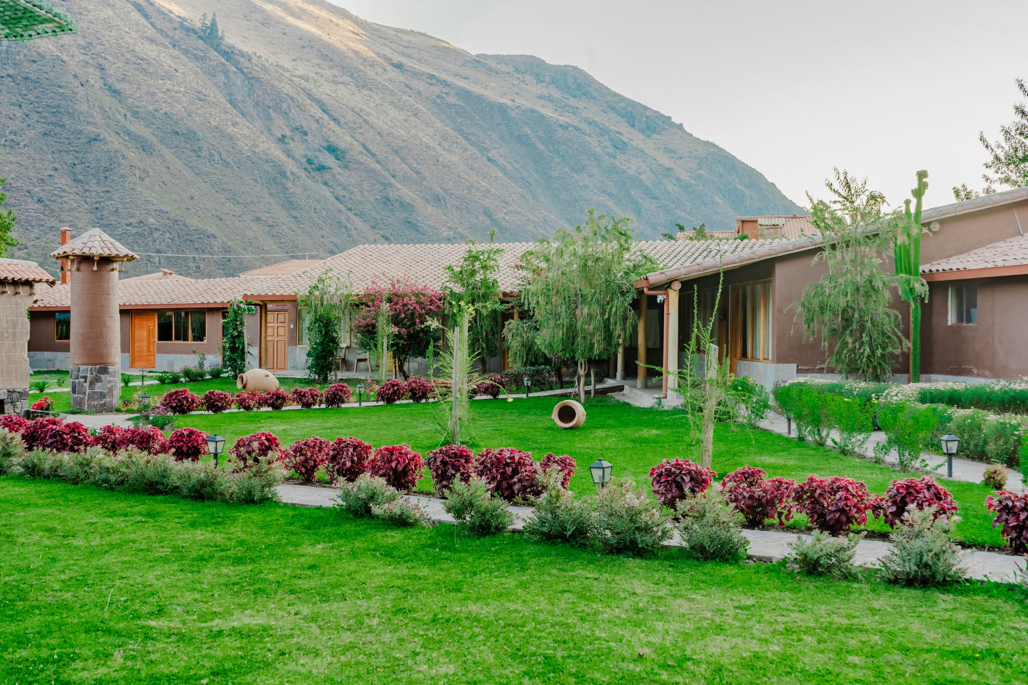 Jardines y edificios de CCAYPA con las montañas del Valle Sagrado al fondo